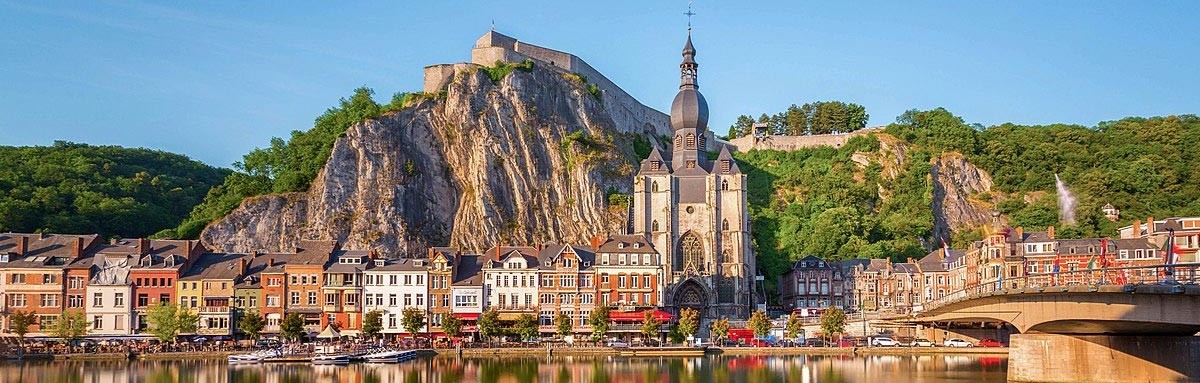 Le Château de Dinant, perché sur une falaise dominant la Meuse, fut d'abord une forteresse romaine, puis reconstruit au XIe siècle par les princes-évêques de Liège pour surveiller la vallée.